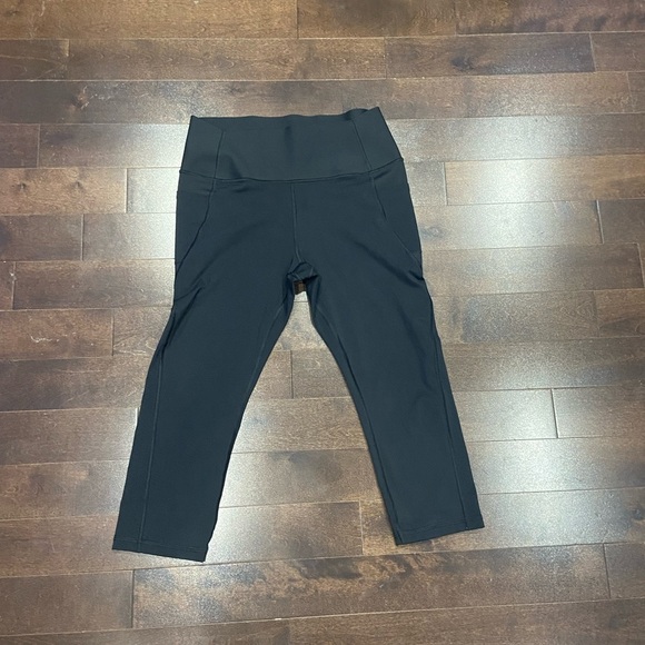 GAP compression workout leggings 7/8 EUC - Picture 2 of 8